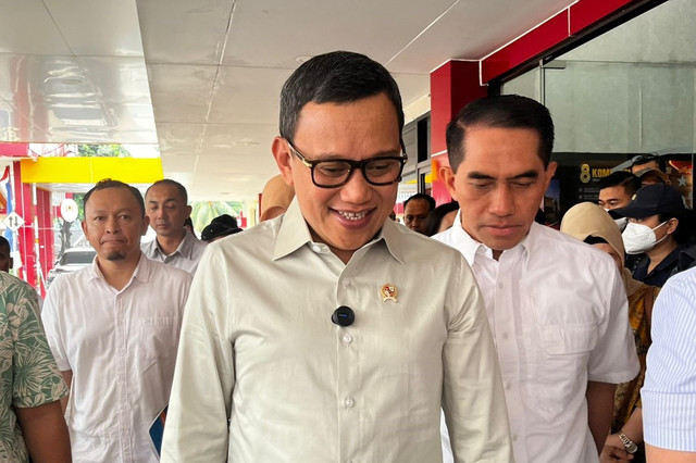 Menteri Kementerian P2MI Abdul Kadir Karding menjenguk Pekerja Migran Indonesia (PMI) di Rumah Sakit Polri, Kramat Jati, Jakarta Timur, Minggu (1/6/2025). Foto: Rayyan Farhansyah/kumparan