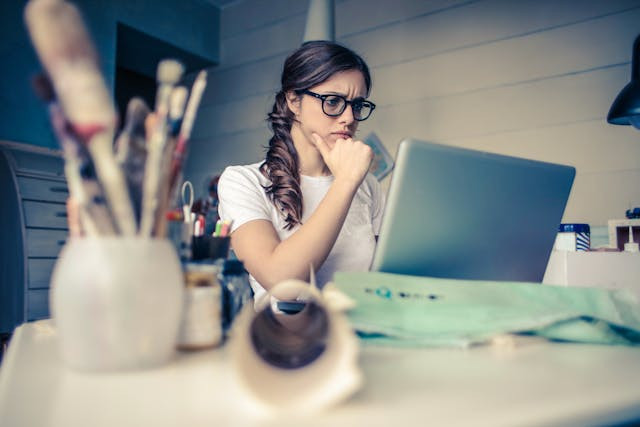 Cara Mengatur Waktu Kuliah Sambil Bekerja. Foto hanya ilustrasi. Sumber : https://www.pexels.com/Andrea Piacquadio
