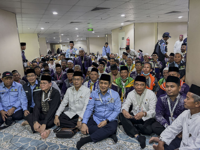 Wamenag Romo Muhammad Syafi'i menyapa jemaah haji RI. Foto: Moh Fajri/kumparan