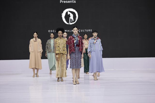Koleksi DARRA Spring/Summer 2025 oleh Oscar Lawalata Culture di Fashion show BTN Grand Gala di Indonesia Fashion Week 2025 di Jakarta Convention Center (JCC) Senayan, Jakarta, Sabtu (31/5/2025). Foto: BTN Indonesia Fashion Week