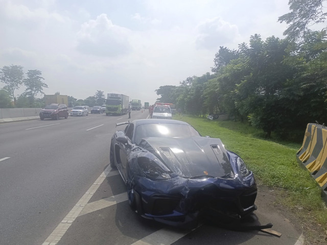 Porsche L-1322-DBI ringsek usai menabrak Rush yang ditumpangi sekeluarga di Tol Sidoarjo arah  Porong. Foto: Dok. PJR 