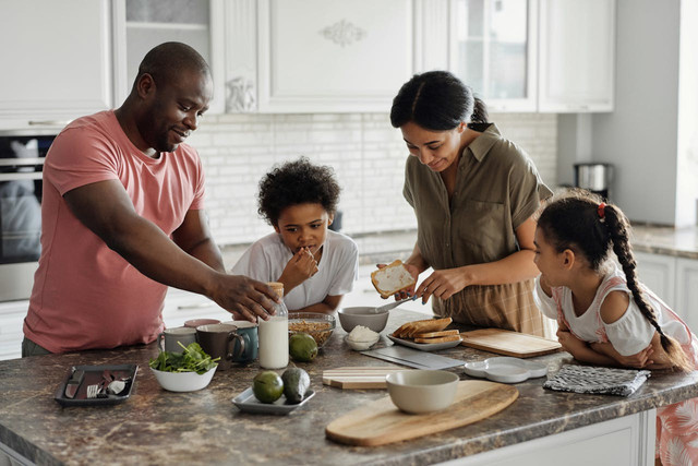 Photo by August de Richelieu: https://www.pexels.com/photo/family-making-breakfast-in-the-kitchen-4259140/. Peran Keluarga dalam Membentuk Karakter Remaja.
