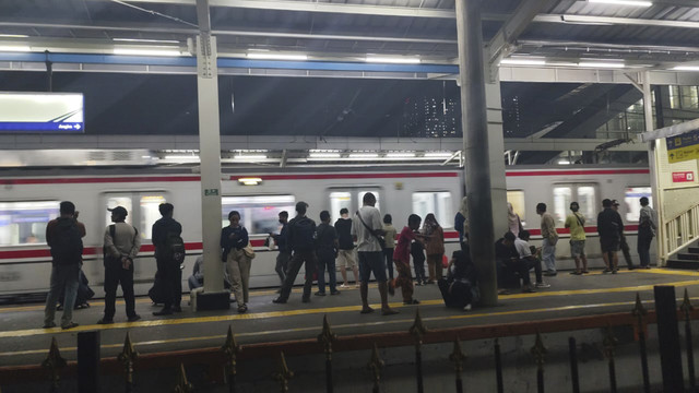Suasana di Stasiun Duri dan Stasiun Grogol pada Minggu (1/6/2025). Foto: Rachmadi Rasyad/kumparan