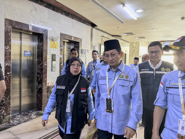 Menag Nasaruddin Umar meninjau Klinik Kesehatan Haji Indonesia Makkah. Foto: Moh Fajri/kumparan