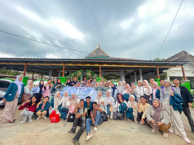 Gambar Mahasiswa Praktikum Lapang. Sumber: dokumentasi pribadi