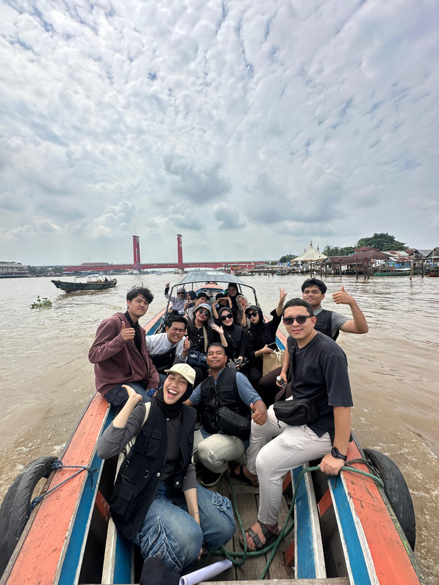 City tour kulineran keliling kota palembang menggunakan perahu ketek menyusuri sungai musi. Sumber dokumentasi pribadi 2025