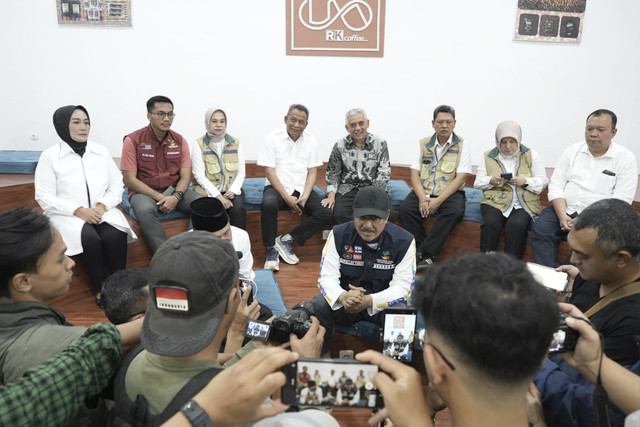 Menteri Sosial Saifullah Yusuf atau Gus Ipul berkunjung dan berdialog dengan para orang tua calon siswa Sekolah Rakyat di Balai Latihan Kerja (BLK) Wonosobo, Jawa Tengah, Minggu (1/6/2025).
Foto: Biro Humas Kemensos