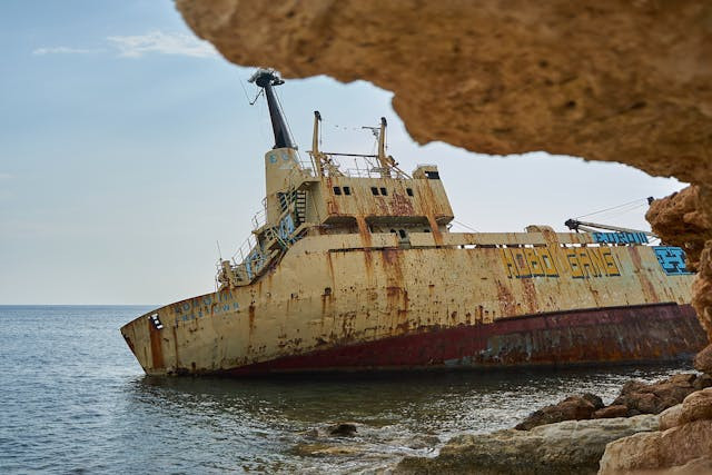 Sumber: https://www.pexels.com/id-id/foto/laut-batu-pantai-pesisir-18715928/