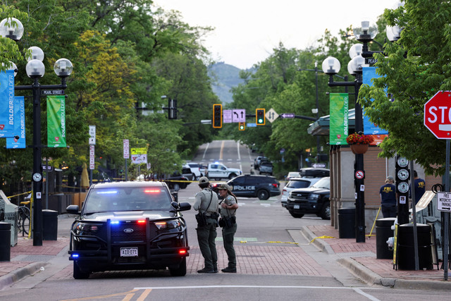 Garis polisi dipasang di lokasi setelah serangan yang melukai banyak orang di Boulder, Colorado, AS, Minggu (1/6/2025). Foto: Kevin Mohatt/REUTERS