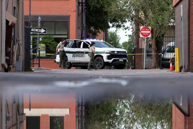 Polisi berjaga di lokasi setelah serangan yang melukai banyak orang di Boulder, Colorado, AS, Minggu (1/6/2025). Foto: Kevin Mohatt/REUTERS