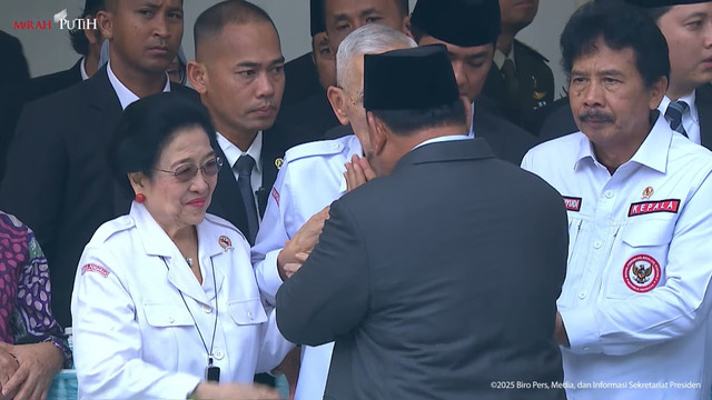 Presiden Prabowo Subianto dan Presiden ke-5 Megawati Soekarnoputri menghadiri upacara Hari Lahir Pancasila di Gedung Pancasila Kemlu RI, Jakarta, Senin (2/6/2025). Foto: Youtube/Sekretariat Presiden