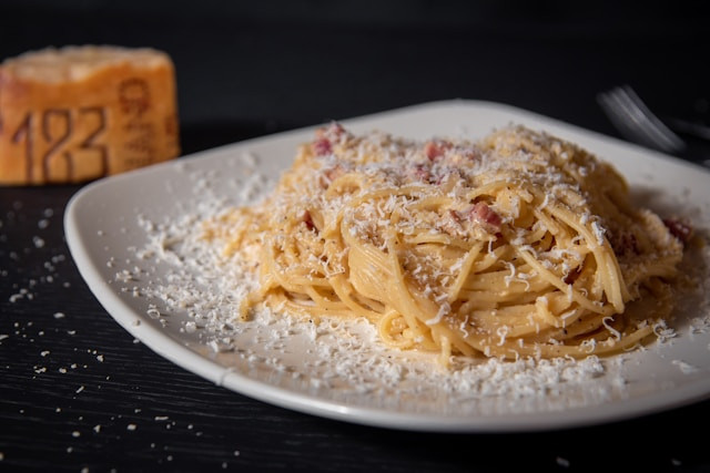 Perbedaan saus carbonara and alfredo. Foto hanyalah ilustrasi. Sumber: Unsplash/Zoran Borojevic