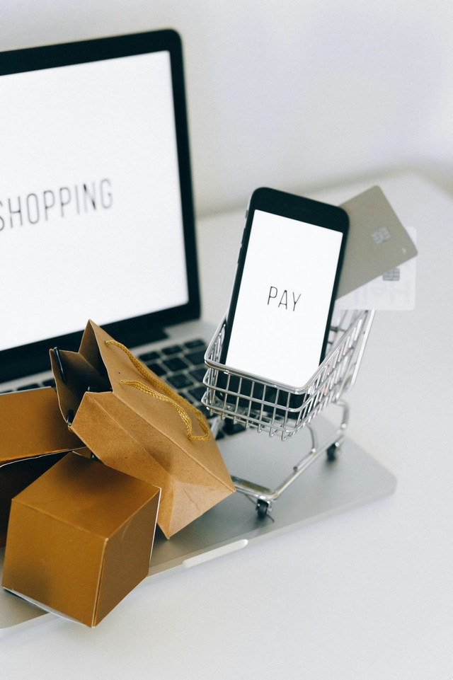 Sumber Gambar: Pexels (https://www.pexels.com/id-id/foto/smartphone-ponsel-pintar-laptop-macbook-6214480/)