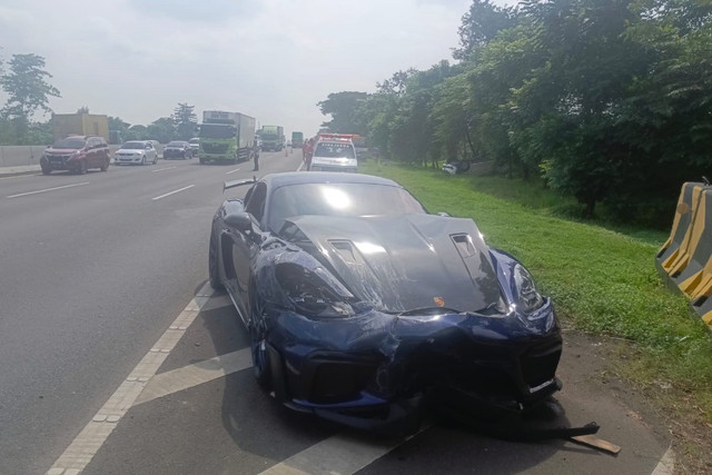 Kondisi mobil Porsche yang kecelakaan dengan mobil Rush di Tol Sidoarjo KM 761 A arah Porong, Sidoarjo. Foto: Dok. Istimewa