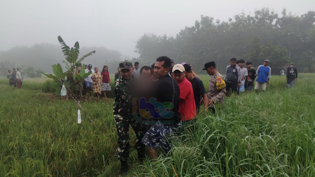 Petugas bersama warga, saat evakuasi mayat korban tersengat listrik di Desa Sambeng, Kecamatan Kasiman, Kabupaten Bojonegoro, Jawa Timur. Senin (02/06/2025) (Aset: Istimewa)