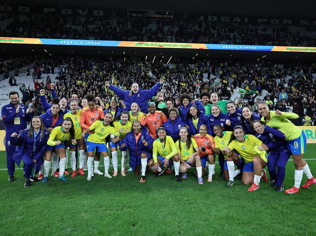Sesi foto bersama Timnas Wanita Brasil usai mengalahkan Jepang 3-1 di Sao Paulo, Sabtu (31/5). Foto: Instagram/selecaofemininadefutebol