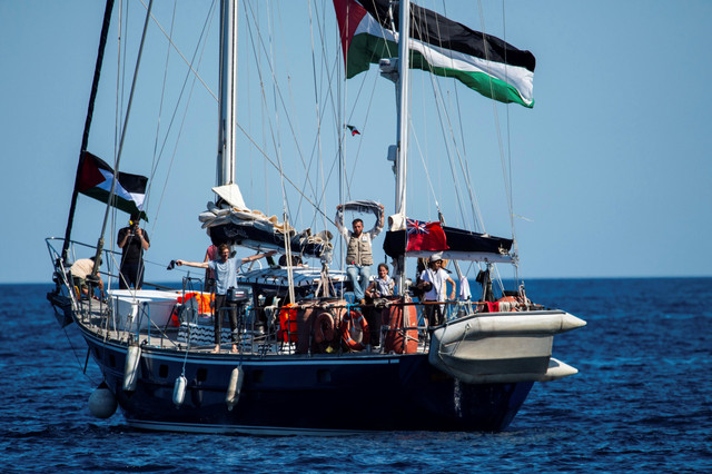 Aktivis Koalisi Armada Kebebasan menaiki perahu Madleen sebelum berlayar menuju Gaza dari pelabuhan Catania, Italia, Minggu, (1/6/2025). Foto: Salvatore Cavalli/AP PHOTO