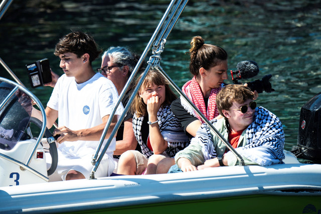 Aktivis iklim Greta Thunberg bersiap menaiki kapal Madleen dan sebelum berlayar menuju Gaza bersama dengan aktivis Koalisi Armada Kebebasan di Catania, Italia, Minggu, (1/6/2025). Foto: Salvatore Cavalli/AP PHOTO