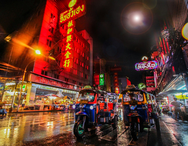 Contoh itinerary Bangkok 3 hari 2 malam. Foto suasana di Bangkok. Sumber: Unsplash/Florian Wehde