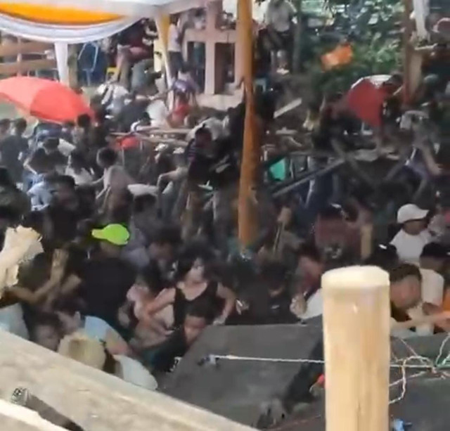 Suasana seusai panggung roboh dan puluhan tamu tercebur ke sungai. Foto : Istimewa