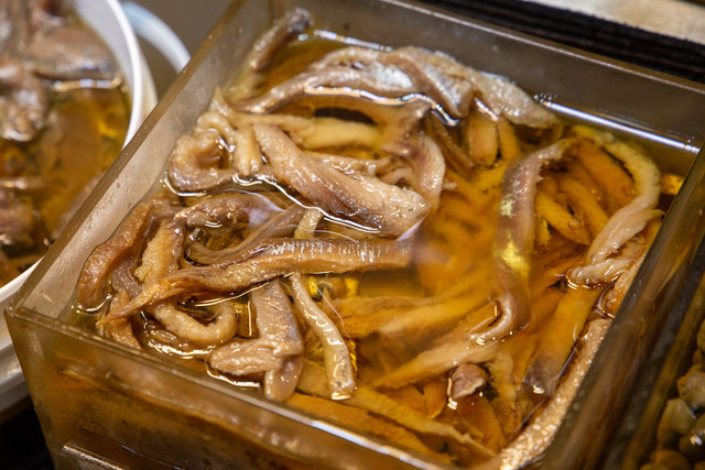 Ilustrasi apakah marinasi ayam harus ditutup, foto: unsplash/Wagner Vilas