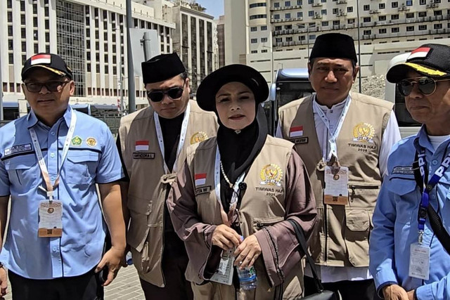 Anggota Tim Pengawas Haji DPR RI Novita Wijayanti saat meninjau persiapan operasional transportasi haji di Terminal Ajiyad, Makkah, Minggu (1/6/2025). Foto: Timwas Haji DPR