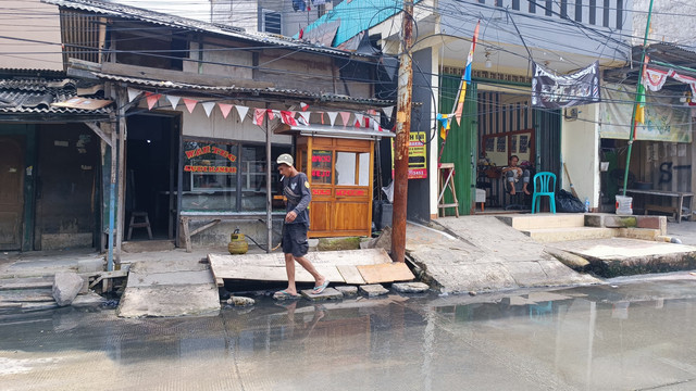 Jalan Dermaga Ujung II Blok Empang Muara Angke, Penjaringan, Jakarta Utara, Senin (2/6/2025). Foto: Thomas Bosco/kumparan