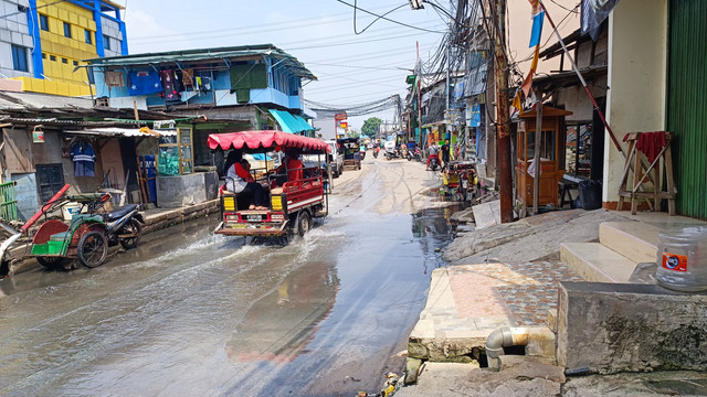 Jalan Dermaga Ujung II Blok Empang Muara Angke, Penjaringan, Jakarta Utara, Senin (2/6/2025). Foto: Thomas Bosco/kumparan