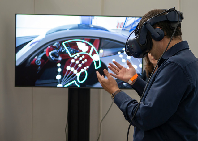Pameran XR Expo 2019 menghadirkan berbagai teknologi VR, AR, MR, dan XR. (Foto: XR Expo/Unsplash)