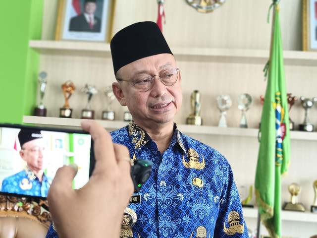 Wali Kota Pontianak, Edi Rusdi Kamtono saat memberikan keterangan kepada media di ruang kerjanya. Foto: Dok. Prokopim Pemkot Pontianak