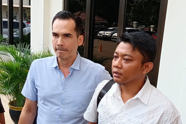 Artis Atalarik Syach (kiri) didampingi kuasa hukumnya di Pengadilan Negeri Cibinong, Bogor, Senin (2/6/2025).
 Foto: Aprilandika Pratama/kumparan