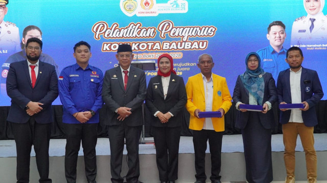 Beberapa pimpinan Perguruan Tinggi, termasuk Rektor UM Buton berfoto bersama Ketua KONI Baubau dan Pimpinan Daerah Kota Baubau serta Pimpinan Daerah Kabupaten Buton. (sumber: Dok. KONI Baubau)