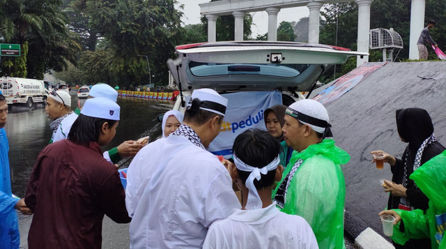 Tim DT Peduli Bogor Ikut Aksi "Bela Palestina dan Selamatkan Al-Aqsa" di Kawasan Tugu Kujang, Bekasi (Sumber : DT Peduli)