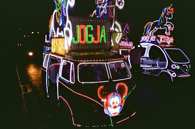 Taman bermain anak di Jogja gratis. Foto: becak lampu di Alun-Alun Kidul. Sumber: Unsplash/NR Vellarine