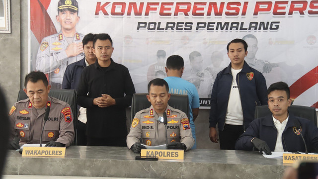 Y (33 tahun, baju biru) dihadirkan saat jumpa pers kasus penipuan modus berpura pura sebagai anggota TNI atau polisi. Foto: Dok. Polres Pemalang