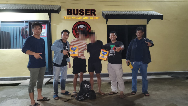 Kedua pelaku pencurian saat berada di Mapolres Ketapang. Foto: Dok. Polres Ketapang