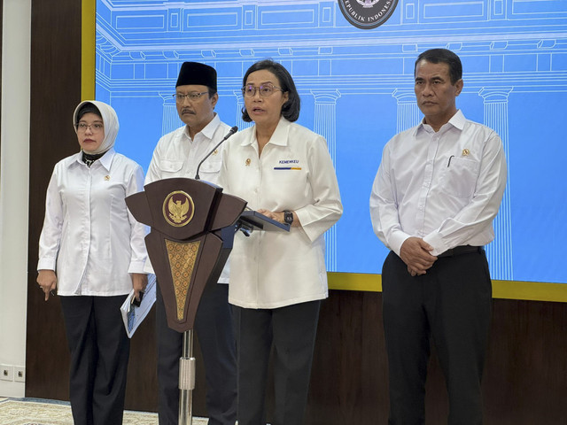Konferensi pers Menteri Keuangan Sri Mulyani, Menteri Sosial Saifullah Yusuf, Menteri Pertanian Andi Amran Sulaiman dan Kepala BPS Amalia Adininggar Widyasanti di Kantor Presiden, Jakarta, Selasa (2/6/2025). Foto: Luthfi Humam/kumparan