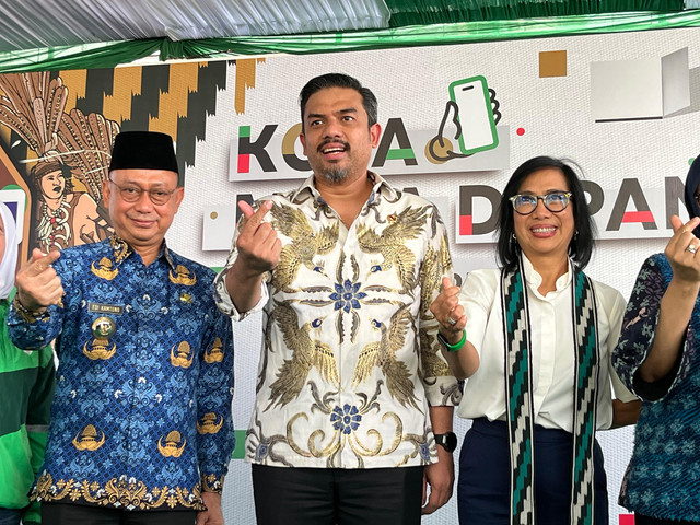 Edi Rusdi Kamtono, Wali Kota Pontianak (kiri); Maman Abdurrahman, Menteri UMKM RI (tengah); Neneng Goenadi, Country Managing Director Grab Indonesia (kanan). Foto: Hi!Pontianak/Rabiansyah