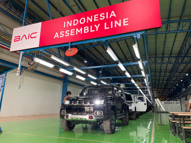 Seremoni produksi massal perdana mobil BAIC BJ40 Plus, dirakit di fasilitas, PT HANDAL INDONESIA MOTOR (PT HIM) di Purwakarta, Jawa Barat, Senin (2/6/2025) Foto: Trio Bagus Witjaksono/kumparan