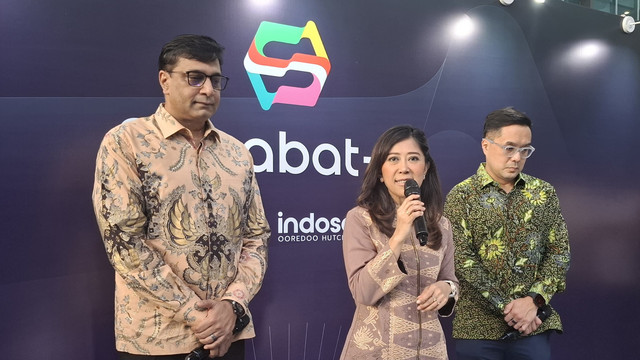 Vikram Sinha, President Director and Chief Executive Officer Indosat Ooredoo Hutchison; Meutya Hafid, Menteri Komunikasi dan Digital; dan Patrick Walujo, Direktur Utama GoTo Group. Foto: Muhammad Fikrie/kumparan