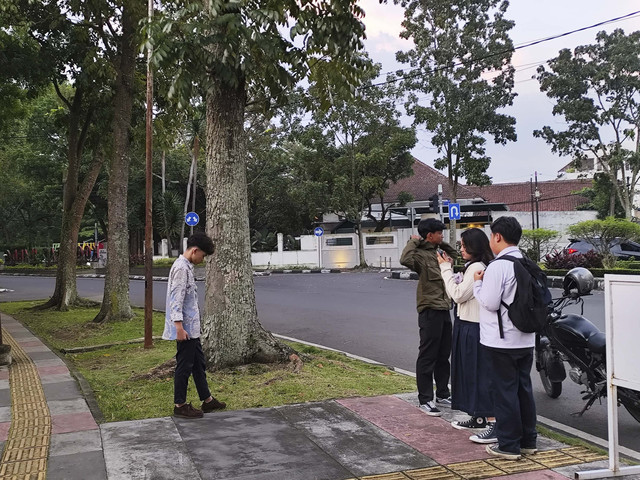 Beberapa siswa di Bandung yang melakukan kegiatan sepulang sekolah, di Jalan Sumatera, Kota Bandung, Jawa Barat, Senin (2/6/2025). Foto: Alya Zahra/kumparan 