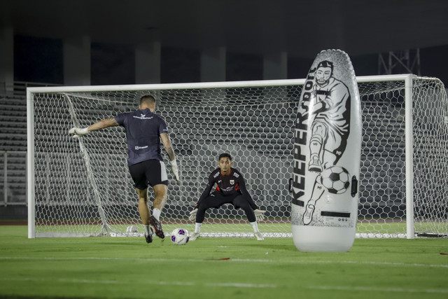 Kiper Timnas Indonesia, Reza Arya, menjalani sesi latihan di Stadion Madya, Jakarta, Senin (2/6/2025). Foto: Jamal Ramadhan/kumparan