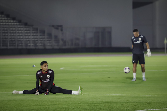 Pemain Timnas Indonesia, Reza Arya (kiri), saat menjalani sesi latihan di Stadion Madya, Jakarta, Senin (2/6/2025). Foto: Jamal Ramadhan/kumparan