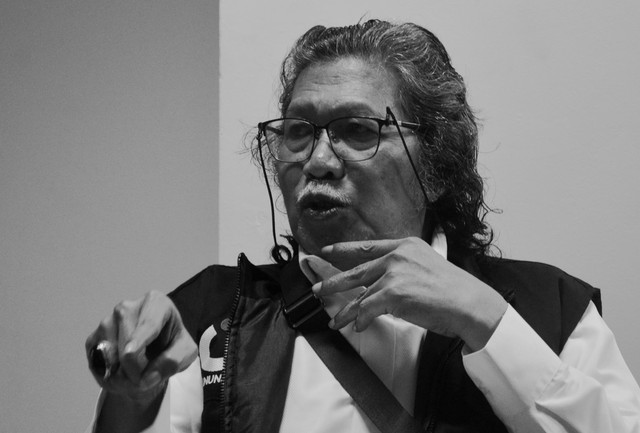 Emha Ainun Nadjib dipotret di suatu ruang tunggu Teater Besar Taman Ismail Marzuki, Jakarta Pusat. (Foto: Argya D. Maheswara)