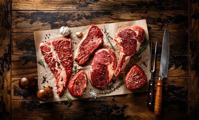ilustrasi cara marinasi daging kambing agar empuk. Unsplash/Sergey Kotenev