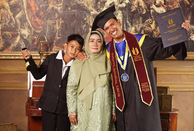 Harfin bersama ibu dan adiknya. Foto: Dok.pribadi