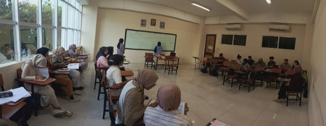 Potret Mahasiswa yang sedang melaksanakan perkuliahan #BelajarEkonomi #KritisituKeren( gambar milik pribadi)