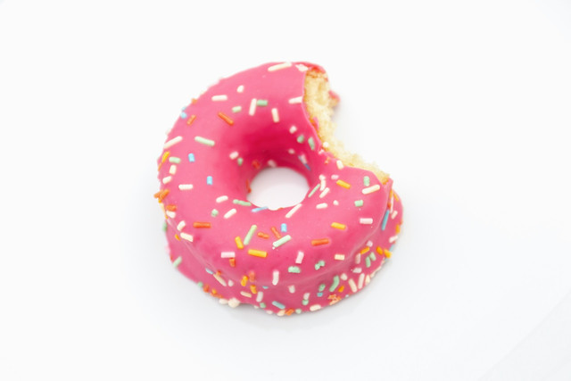 Ilustrasi tips agar donat tidak keras saat dingin. Sumber: isaac quesada/unsplash