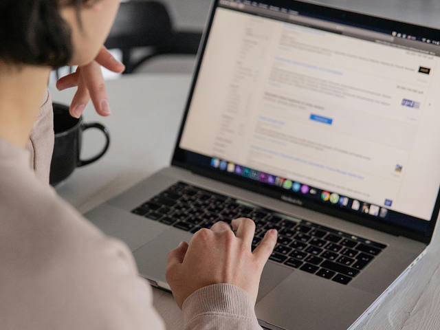 Ilustrasi berbagai metodologi pengembangan sistem yang umum digunakan. Sumber: pexels.com/EkaterinaBolovtsova.