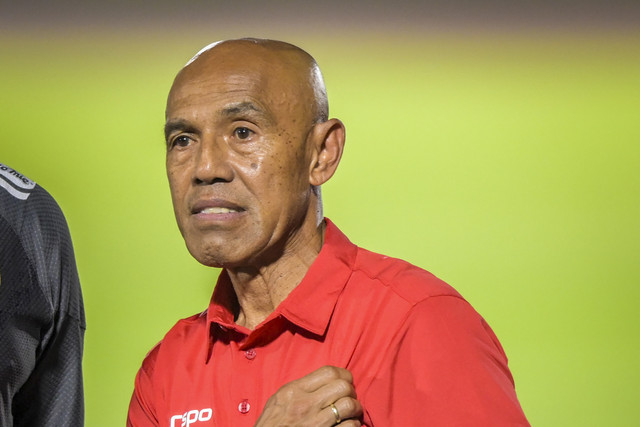 Kepala Pemandu Bakat (Head of Scouting) PSSI Simon Tahamata meninjau sesi latihan Timnas Indonesia jelang melawan Timnas China di Stadion Madya, Komplek GBK, Senayan, Jakarta, Senin (2/6/2025). Foto: Bayu Pratama S/ANTARA FOTO